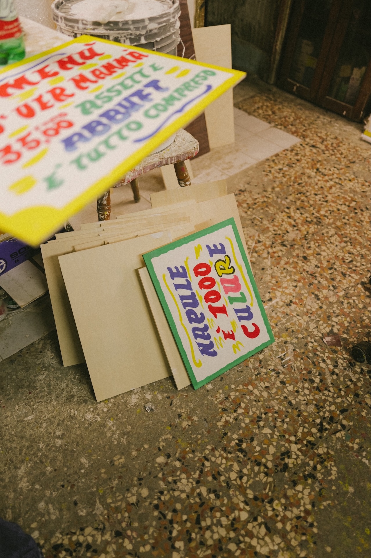 鮮豔的紅色標示價格，醒目的黃色襯為邊緣